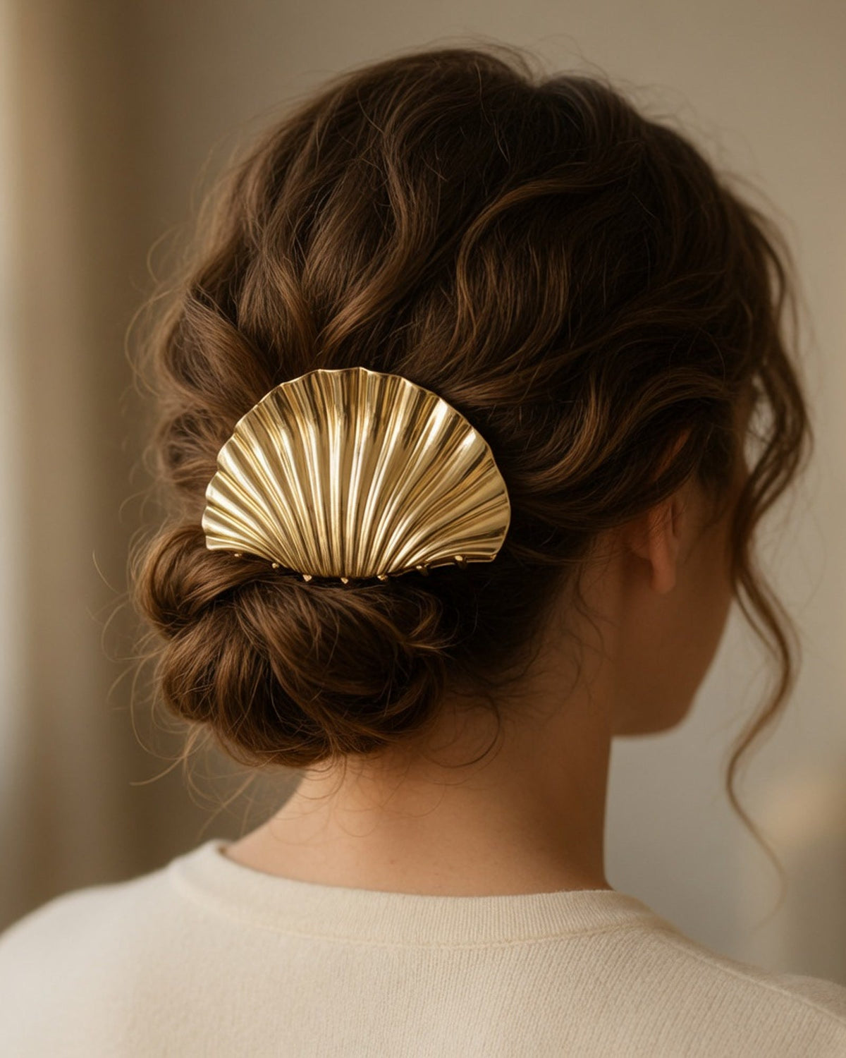 gold-shell-hair-claw in use